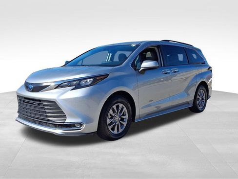 Used 2024 Toyota Sienna XLE image 3