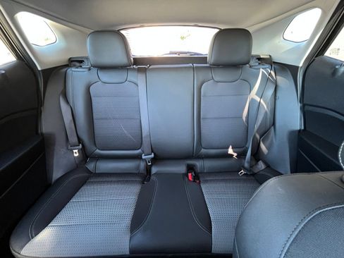 Used 2025 Chevrolet Trax LT FWD image 36