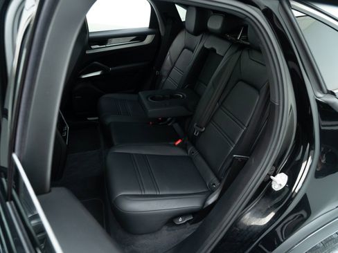 Certified 2024 Porsche Cayenne Coupe image 29