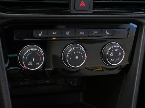 Certified 2023 Volkswagen Taos SE w/ Panoramic Sunroof Package image 23