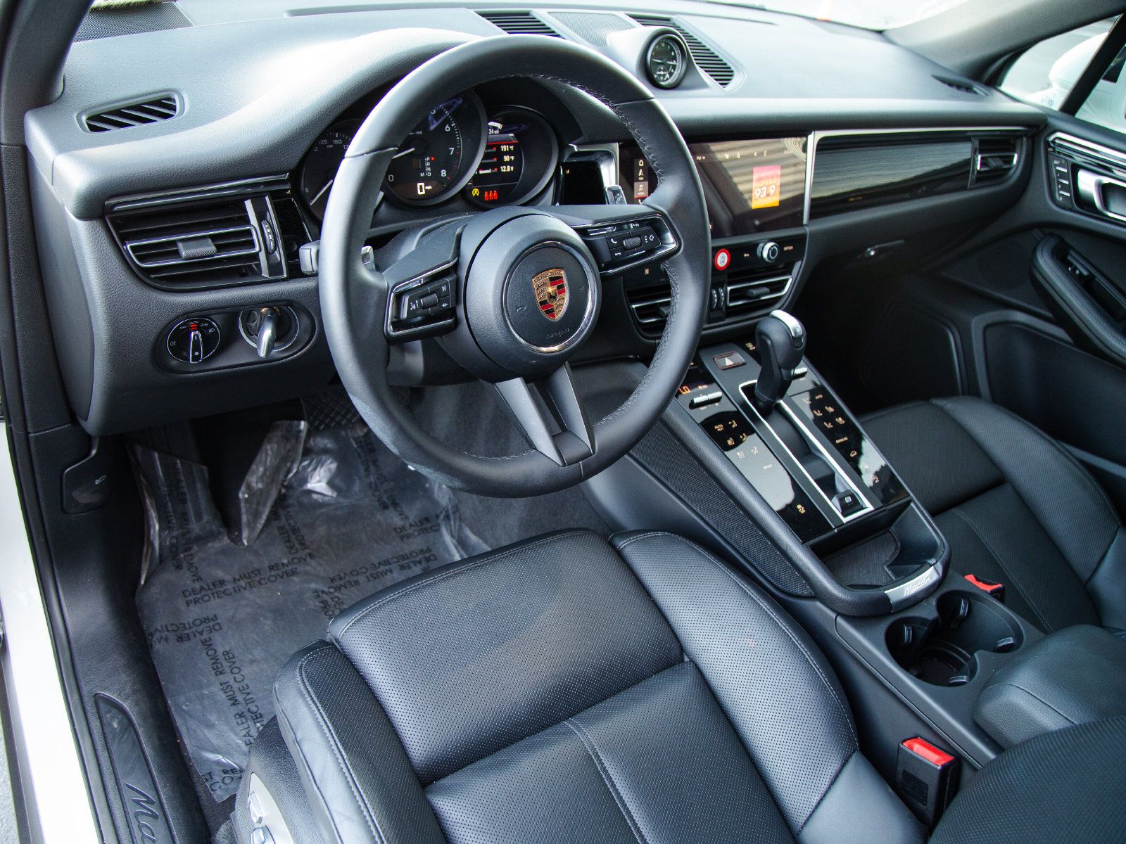Certified 2026 Porsche Macan AWD/4WD image 4