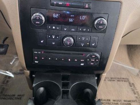 Used 2011 Volkswagen Routan SEL FWD image 25