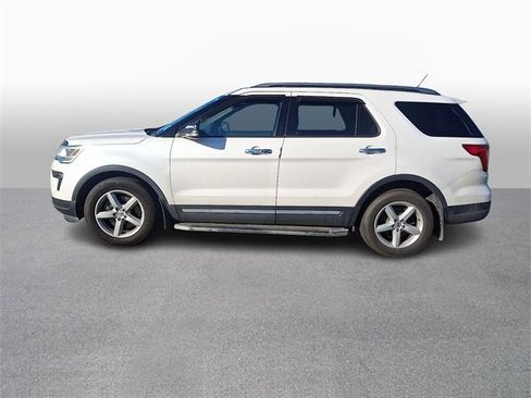 Used 2018 Ford Explorer XLT w/ Equipment Group 202A image 7