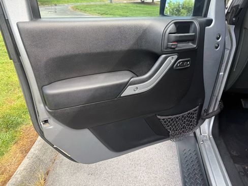 Used 2015 Jeep Wrangler Unlimited Sahara AWD/4WD image 17