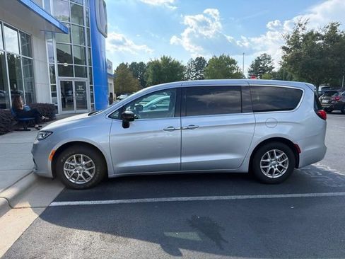 Used 2024 Chrysler Pacifica Touring-L FWD image 1