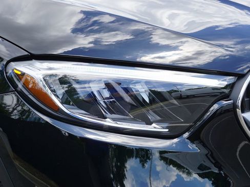 Used 2025 Mercedes-Benz GLC 300 4MATIC image 10