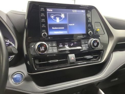Used 2022 Toyota Highlander XLE AWD/4WD image 32