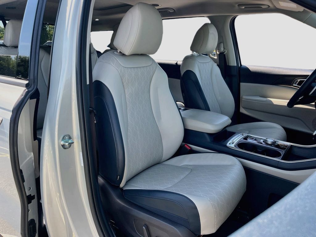 Used 2025 Kia Carnival SX w/ SX Dark Edition Package FWD image 29