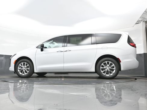 New 2027 Chrysler Pacifica Select AWD/4WD image 13