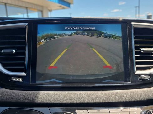 Used 2023 Chrysler Pacifica Touring-L FWD image 27