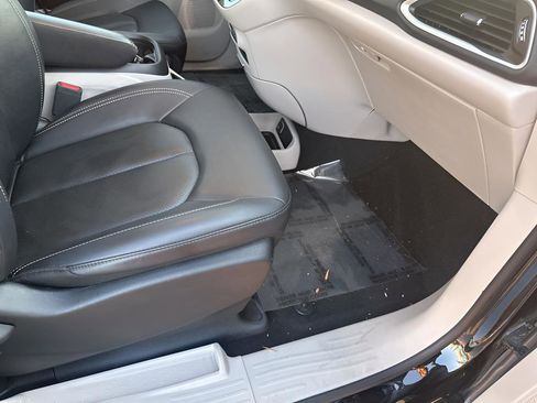 Certified 2024 Chrysler Pacifica Touring-L image 16