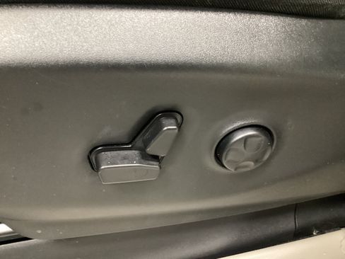 Used 2024 Chrysler Pacifica Touring-L FWD image 16