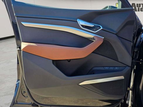 Used 2022 Audi e-tron Premium Plus w/ Premium Plus Package image 30