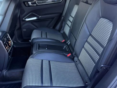 Used 2022 Porsche Cayenne Turbo AWD/4WD image 18