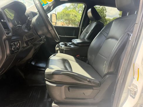 Used 2022 RAM 2500 Tradesman w/ Chrome Appearance Group AWD/4WD image 9