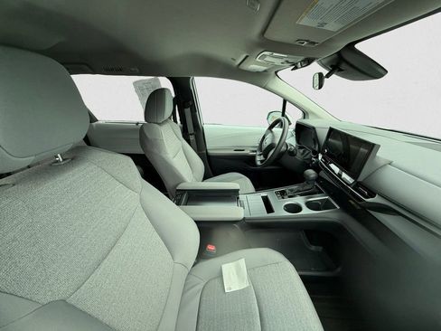 Used 2025 Toyota Sienna LE AWD/4WD image 10