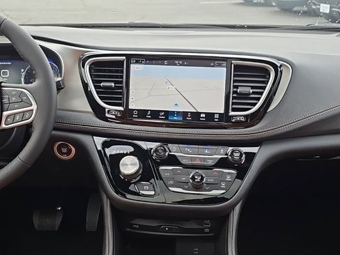 New 2026 Chrysler Pacifica Pinnacle image 16