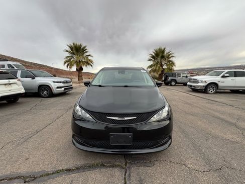 Certified 2023 Chrysler Voyager LX image 8