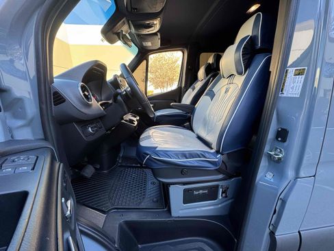 Used 2023 Mercedes-Benz Sprinter 2500 image 4