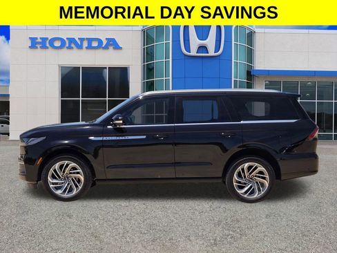 Used 2025 Lincoln Navigator Reserve AWD/4WD image 6