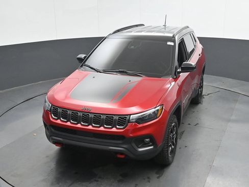 Used 2025 Jeep Compass Trailhawk AWD/4WD image 36