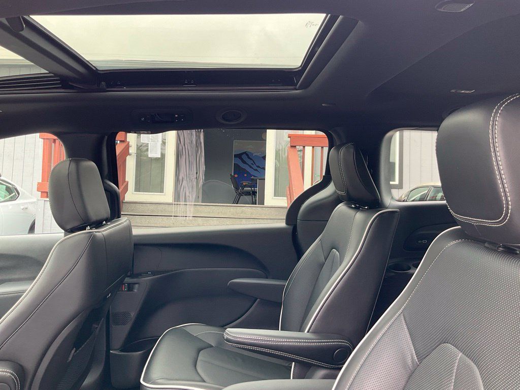 Used 2023 Chrysler Pacifica Limited w/ S Appearance Package FWD image 29
