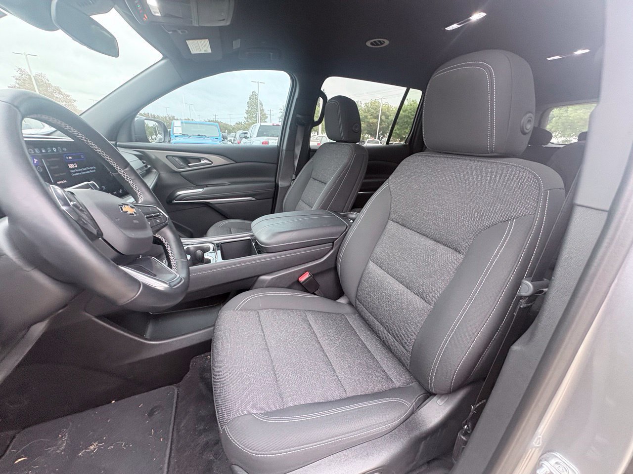 Used 2025 Chevrolet Traverse LT FWD image 6
