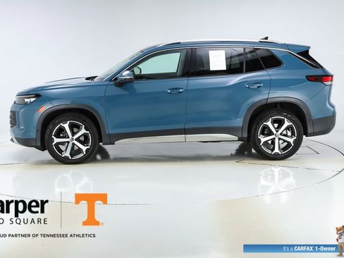 Used 2025 Volkswagen Tiguan SE FWD image 2