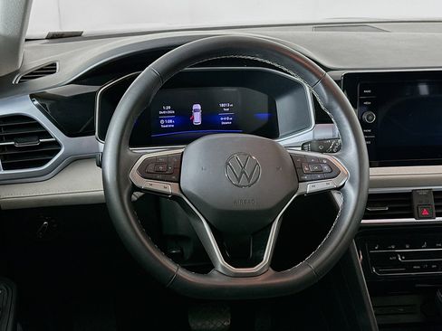Used 2025 Volkswagen Taos SE image 17