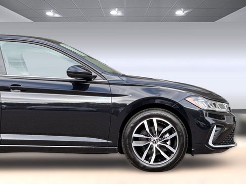 Used 2025 Volkswagen Jetta SE FWD image 33