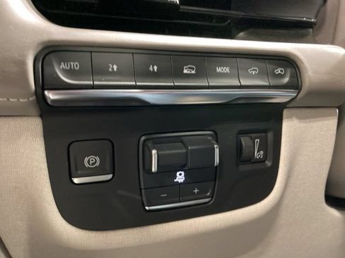 Used 2024 Cadillac Escalade Premium Luxury Platinum AWD/4WD image 17