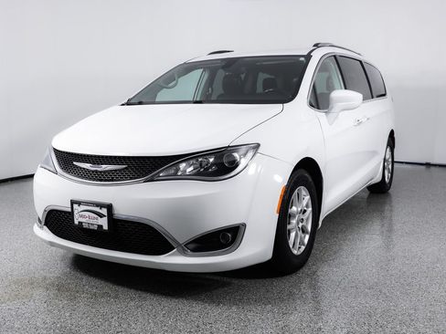 Used 2020 Chrysler Pacifica Touring-L FWD image 3