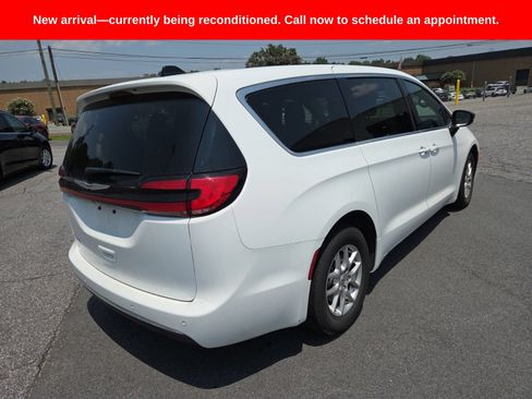 Used 2025 Chrysler Pacifica Select FWD image 5