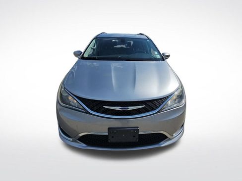 Used 2019 Chrysler Pacifica Touring-L FWD image 2