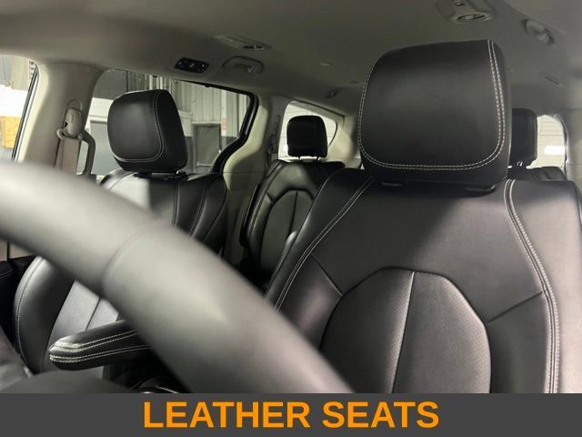 Used 2024 Chrysler Pacifica Touring-L FWD image 3