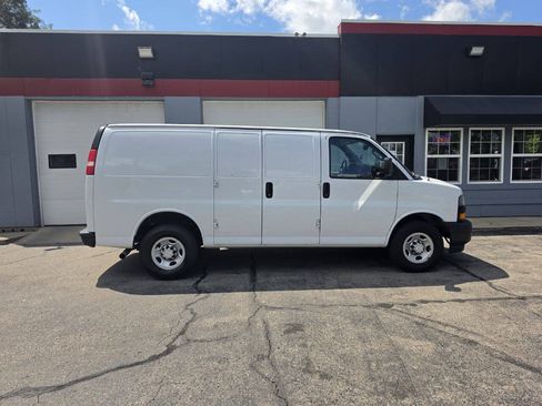 Used 2018 Chevrolet Express 2500 w/ Driver Convenience Package RWD image 1