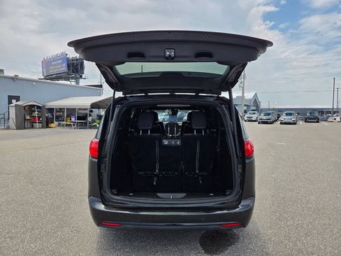 Used 2019 Chrysler Pacifica Limited w/ Advanced Safetytec Group FWD image 19