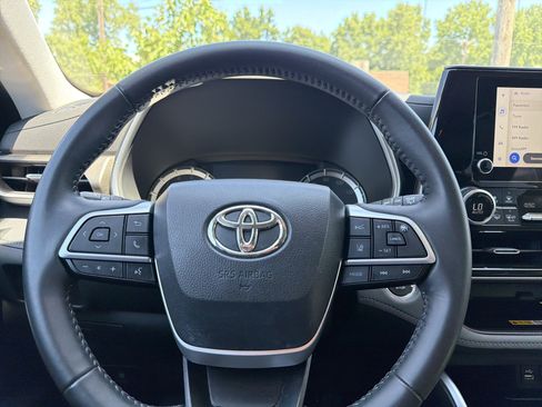 Used 2023 Toyota Highlander XLE AWD/4WD image 14