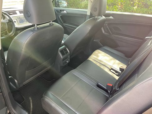 Used 2021 Volkswagen Tiguan SE image 12