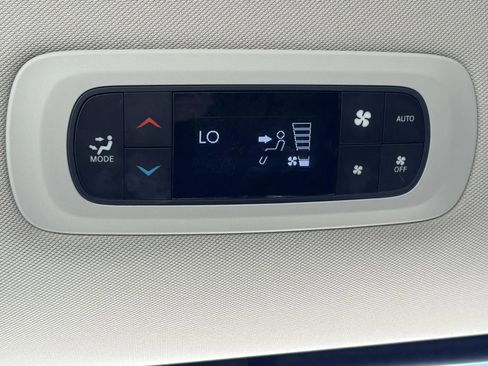 Used 2018 Chrysler Pacifica Touring-L w/ Tire & Wheel Group FWD image 24