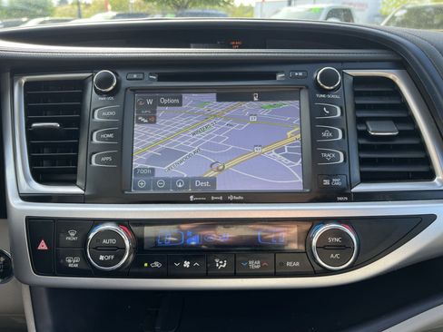 Used 2018 Toyota Highlander XLE AWD/4WD image 17