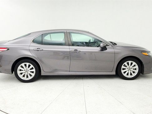 Used 2018 Toyota Camry LE image 7