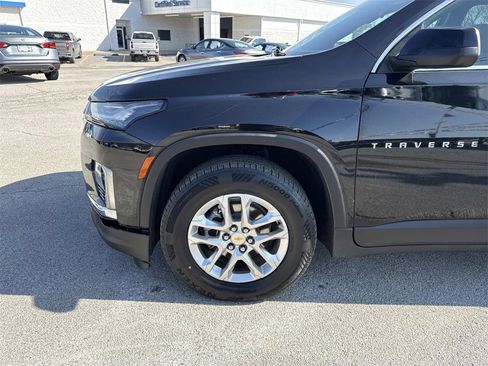 Used 2022 Chevrolet Traverse LS image 32