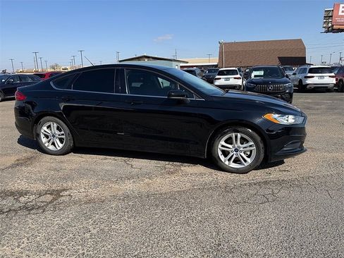Used 2018 Ford Fusion SE w/ Fusion SE Technology Package image 3