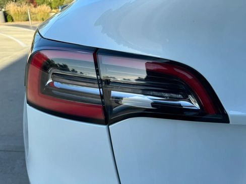 Used 2024 Tesla Model Y Long Range RWD image 22