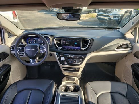 Used 2023 Chrysler Pacifica Touring-L FWD image 13