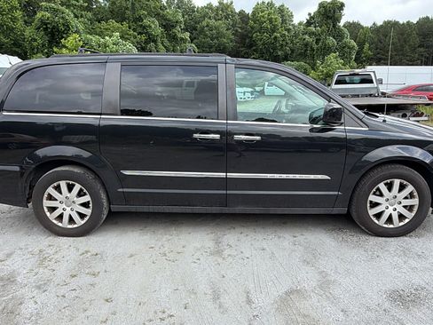 Used 2016 Chrysler Town & Country Touring w/ Driver Convenience Group FWD image 7