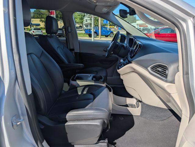 Used 2024 Chrysler Pacifica Touring-L FWD image 12