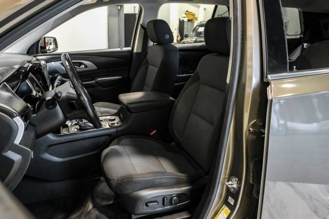 Used 2020 Chevrolet Traverse LT FWD image 30