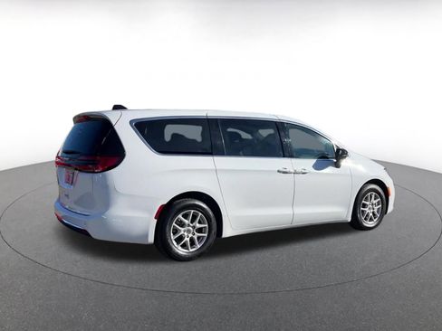 Used 2025 Chrysler Pacifica Select image 14